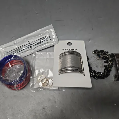 APPROXIMATELY 15 ASSORTED JEWELLERY ITEMS TO INCLUDE - BERSHKA BANGLE , WATCH , WATCH STRAPS ETC