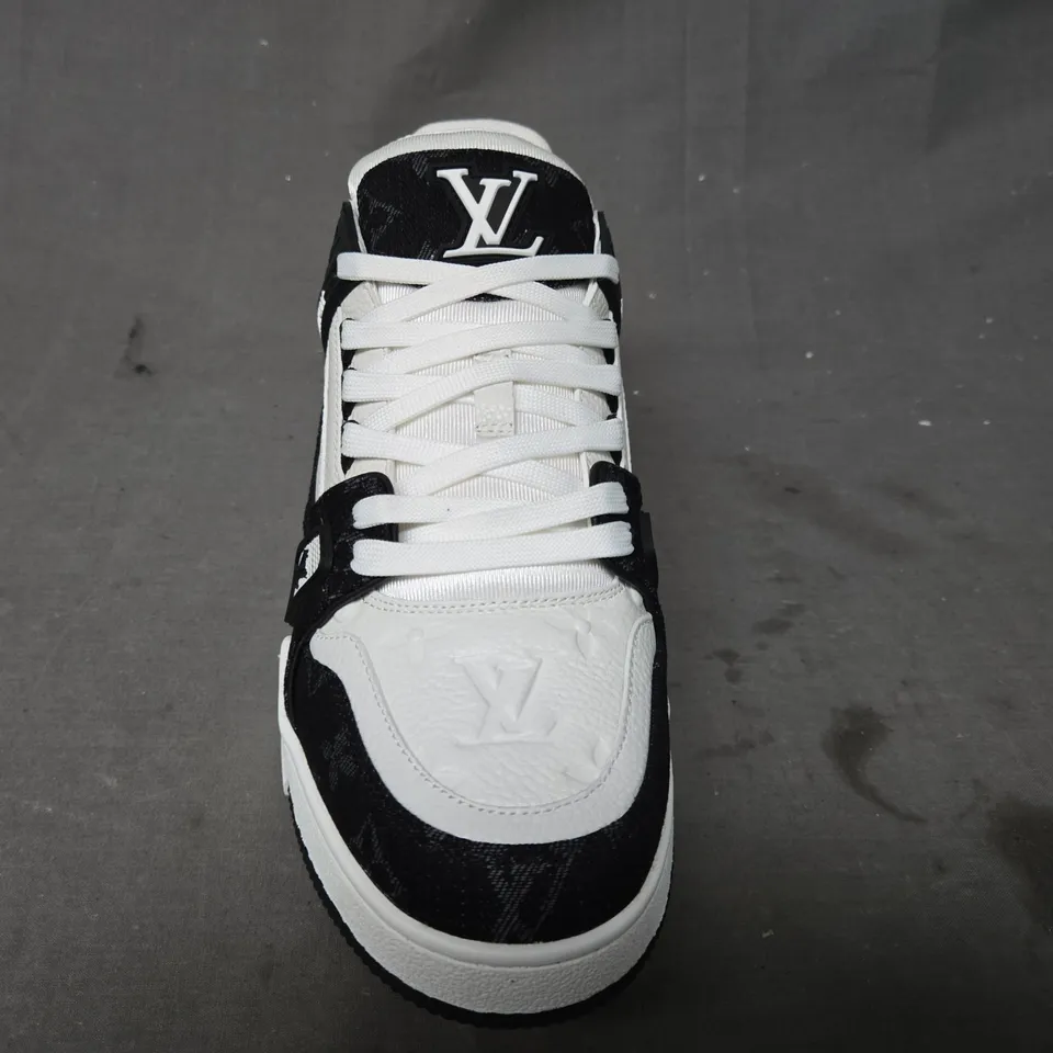 BOXED PAIR OF LOUIS VUITTON ARCH LIGHT SNEAKERS IN WHITE/BLACK SIZE 11