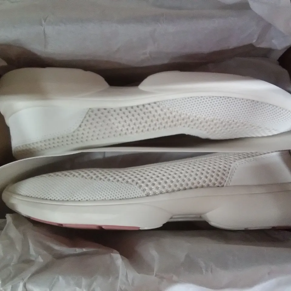 BOX CONTAINING 5 PAIRS OF VIONIC KALLIE BALRNA MARSHMALLOW SIZE 6