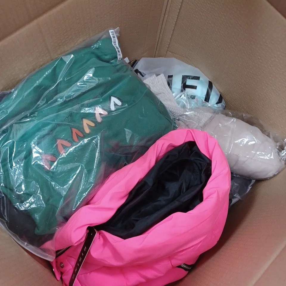 BOX OF APPROXIMATELY 15 ASSORTED ITEMS TO INCUDE QUICKSILVER TOP, BEECHFIELD HAT, PLT JEANS ETC