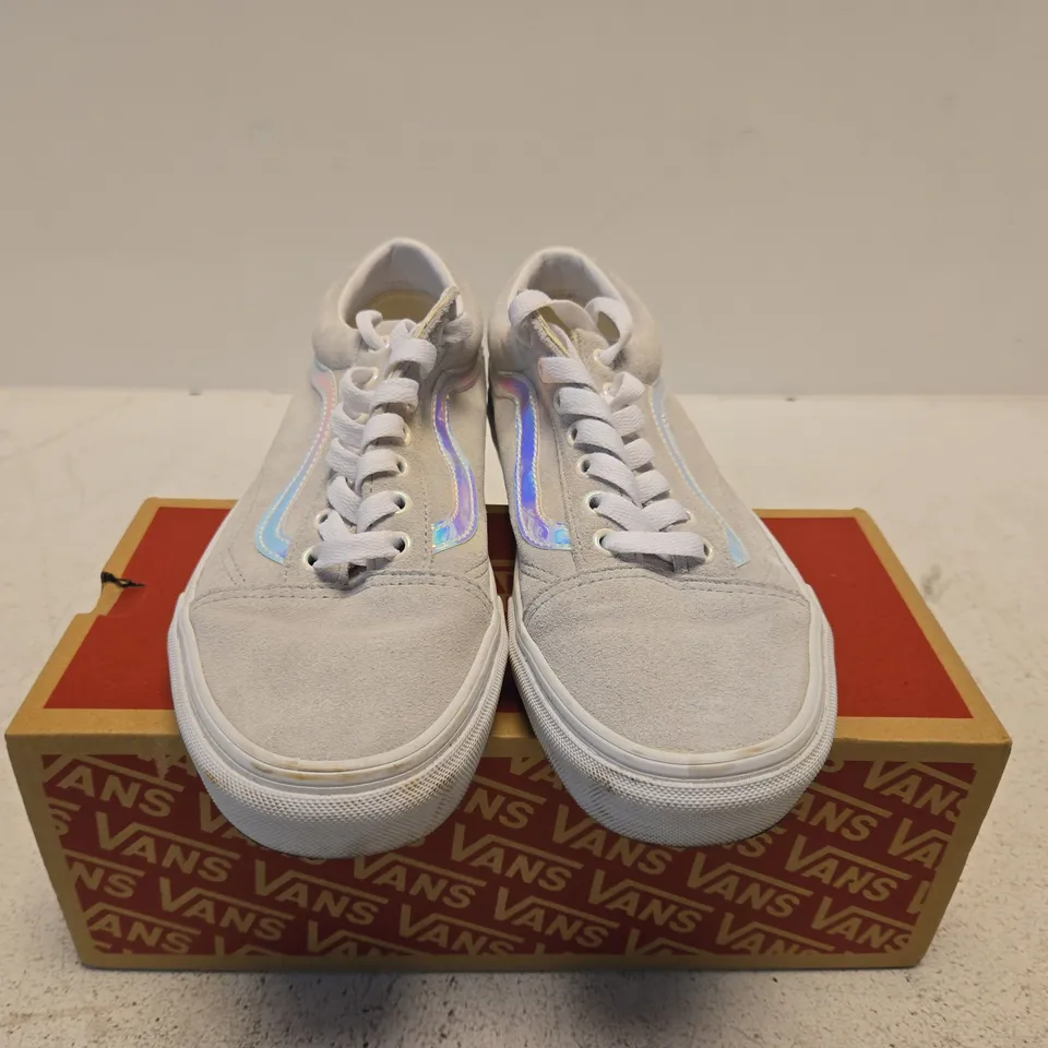 BOXED PAIR OF VANS OLD SKOOL SNEAKERS – UK SIZE 7