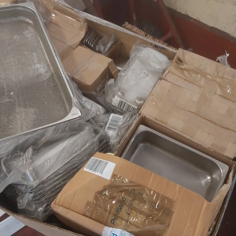 PALLET CONTAINING A VERY LARGE QUANTITY OF ASSORTED CATERING SPARES INCLUDING STAINLESS STEEL TRAYS ECT
