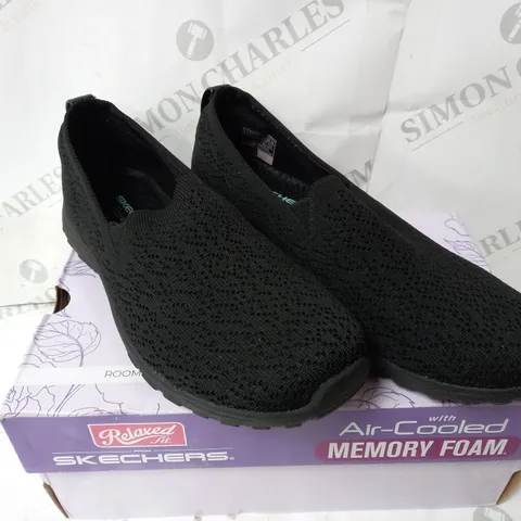 BOXED BLACK SKECHERS SIZE 3.5