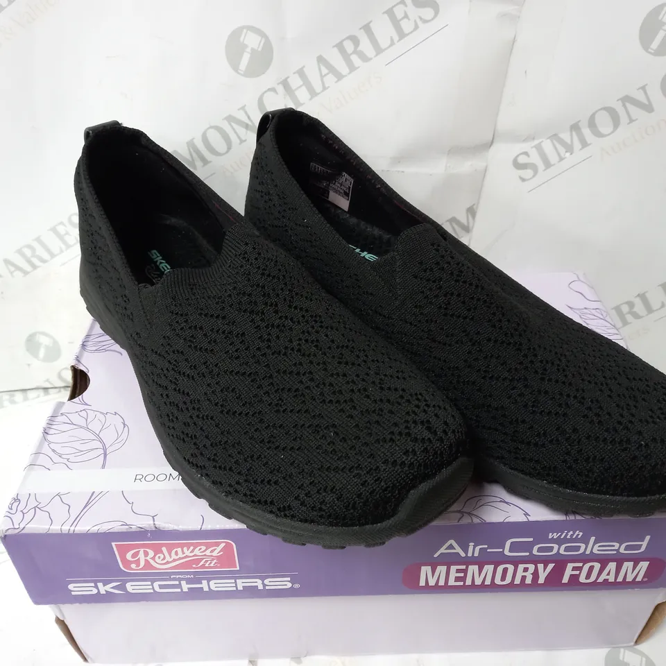 BOXED BLACK SKECHERS SIZE 3.5