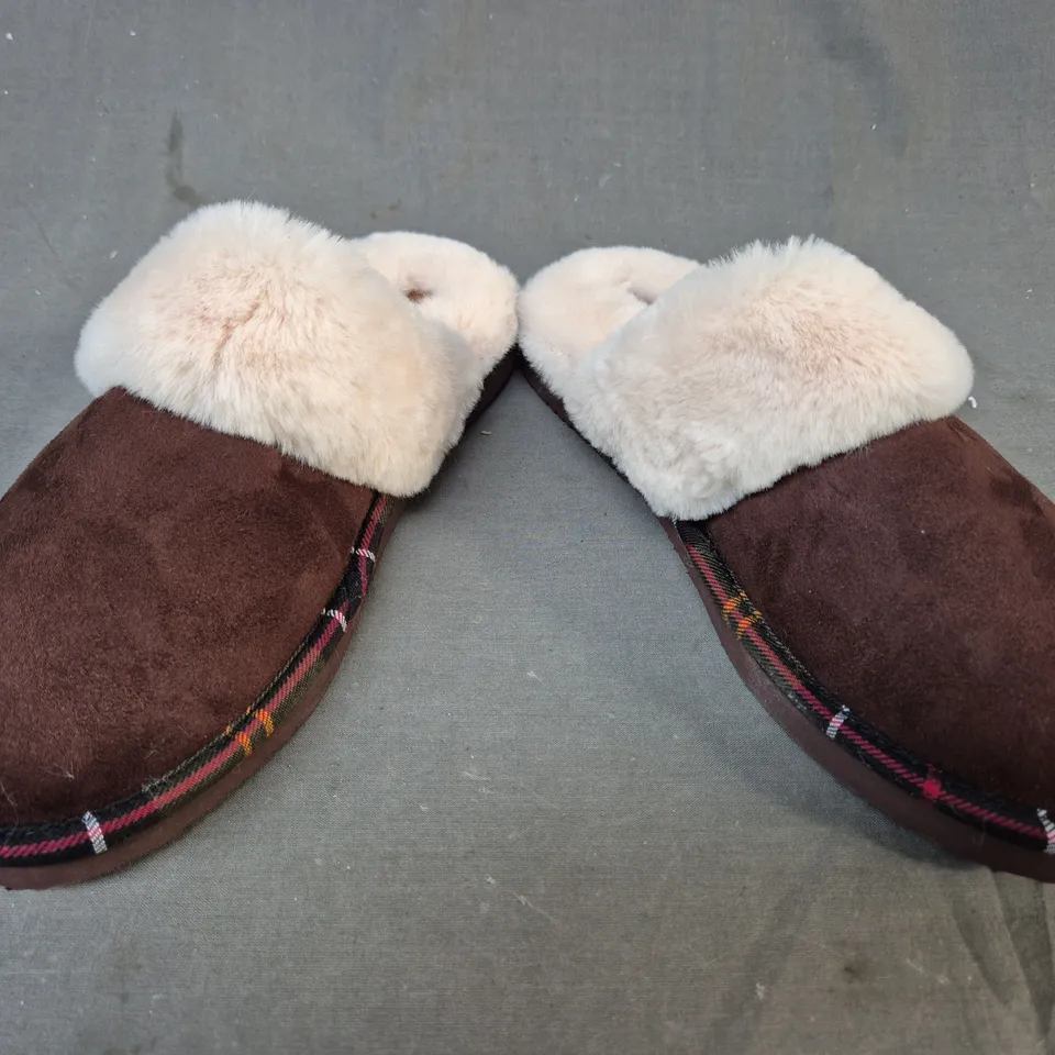 BOXED PAIR OF BARBOUR SLIPPERS IN BROWN UK SIZE 5