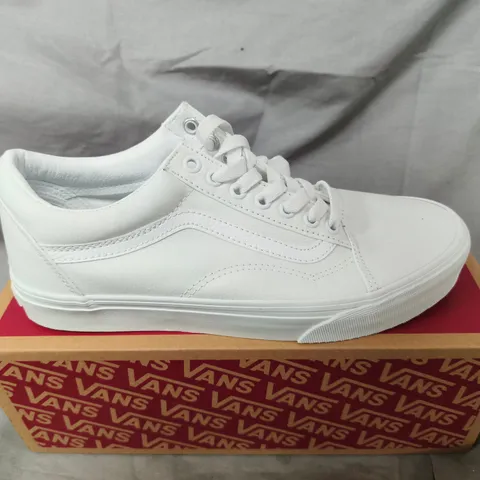VANS OLD SKOOL WHITE SNEAKERS – UK 7 (US 8, EU 40.5)