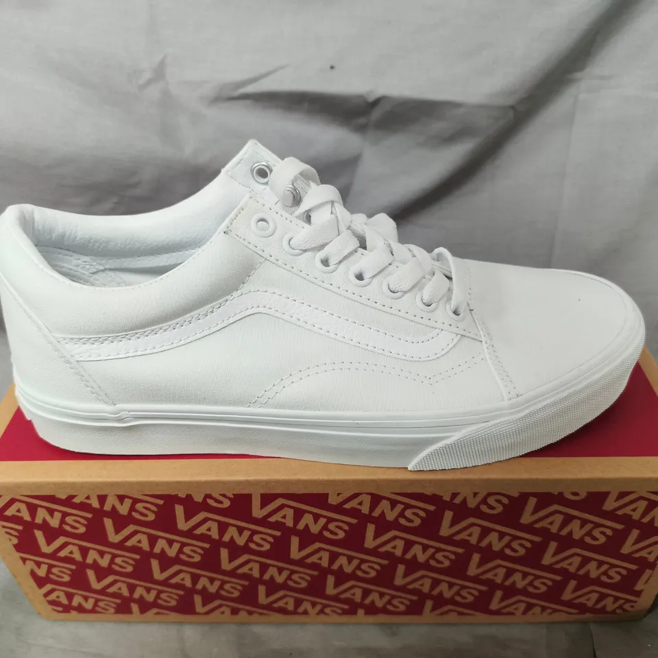 VANS OLD SKOOL WHITE SNEAKERS – UK 7 (US 8, EU 40.5)