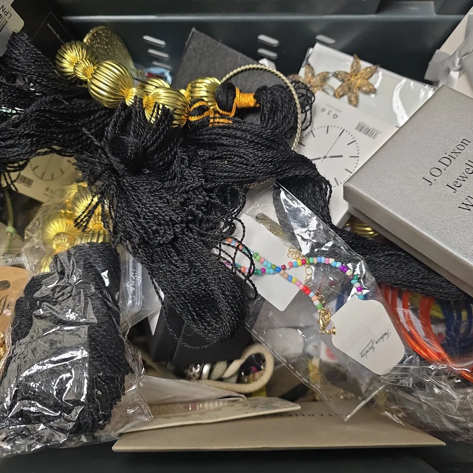 APPROXIMATELY 15 ASSORTED JEWELLERY ITEMS TO INCLUDE - BERSHKA BANGLE , WATCH , WATCH STRAPS ETC