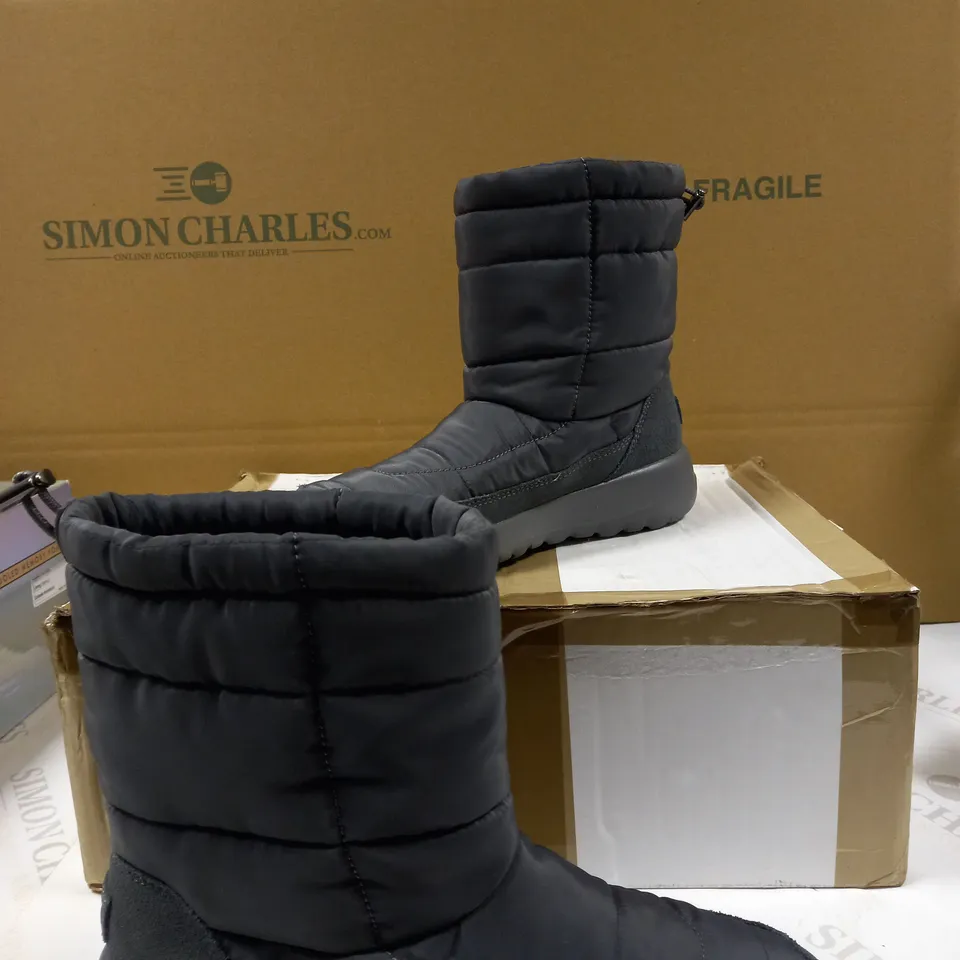 BOXED SKECHERS ON THE GO JOY PUFFER UPPER MID HEIGHT BOOT CHARCOAL SIZE 4.5