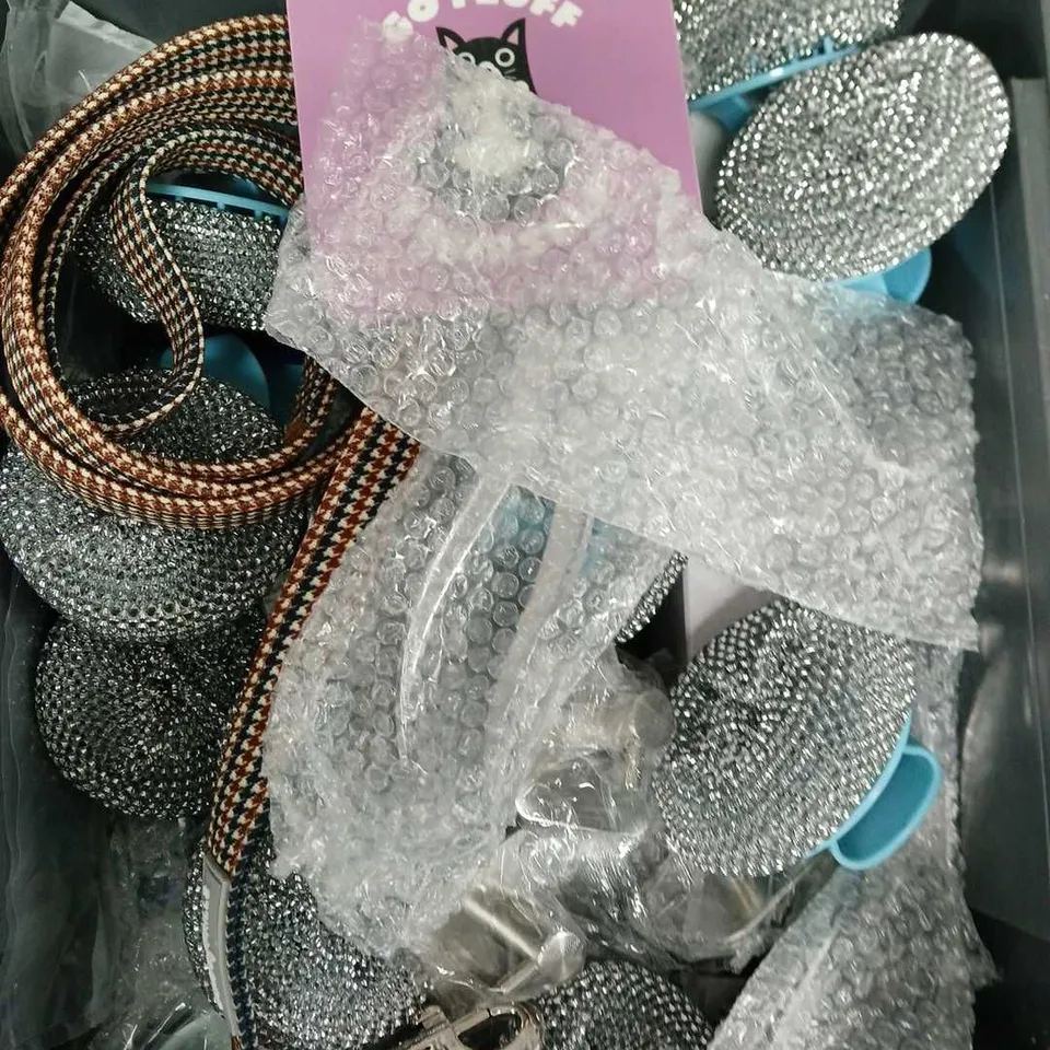 APPROXIMATELY 15 ASSORTED HOUSEHOLD ITEMS TO INCLUDE COASTERS, KITCHEN EQUIPMENT, DOG LEAD ETC  