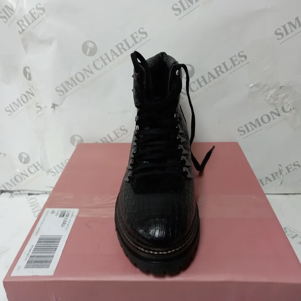BOXED PAIR OF MODA IN PELLE CHIKKARA LACE UP CHUNKY SOLE HIKING BOOTS BLACK/CROC UK SIZE 7