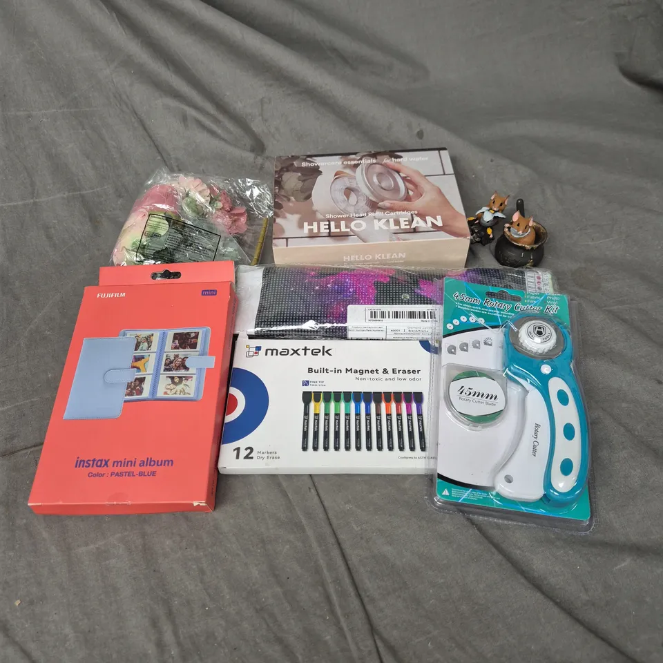 APPROXIMATELY 12 ASSORTED HOUSEHOLD ITEMS TO INCLUDE - HELLO KLEAN SHOWER HEAD REFILL CARTRIDGES - FUJIFILM INSTA X MINI ALBUM - 45MM ROTARY CUTTER KIT - ETC