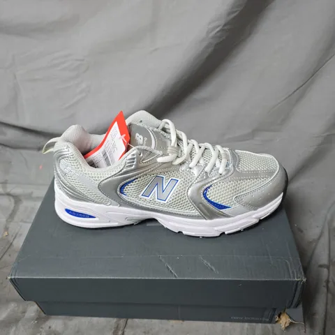 NEW BALANCE TRAINERS – GREY/SILVER WITH BLUE N LOGO SIZE 8.5