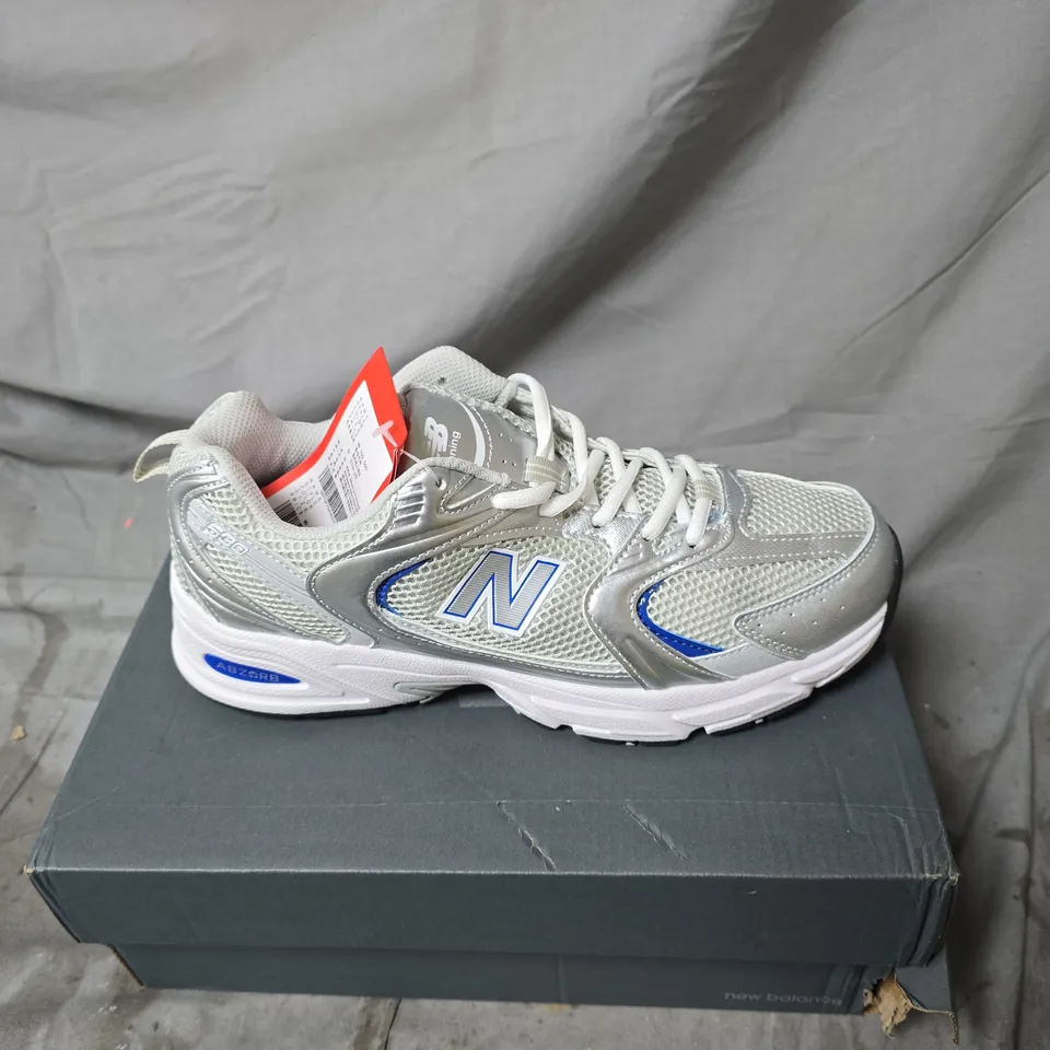 NEW BALANCE TRAINERS – GREY/SILVER WITH BLUE N LOGO SIZE 8.5