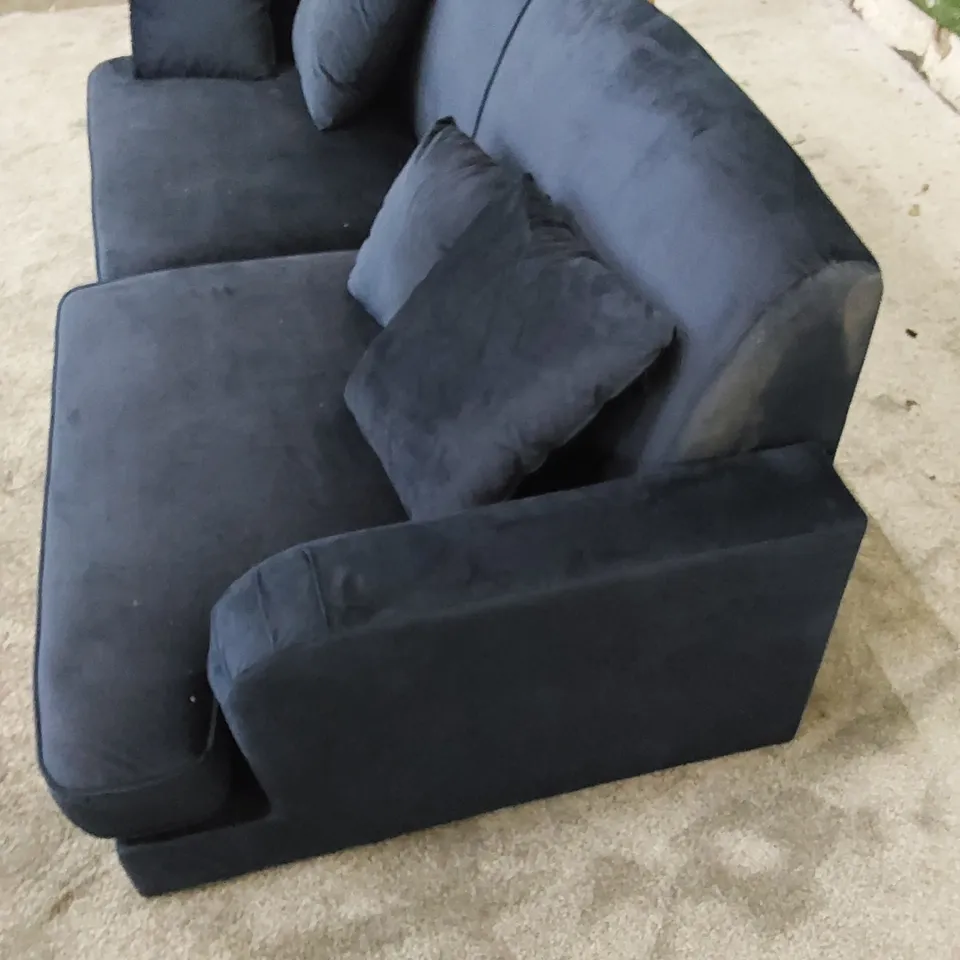 DESIGNER LARGE UPHOLSTERED FABRIC NAVY SOFA WITH SCATTER CUSHIONS 
