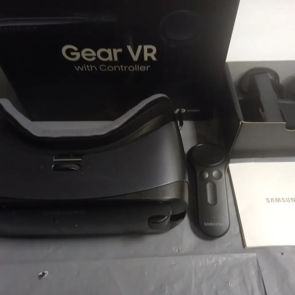 SAMSUNG GEAR VR WITH CONTROLLER