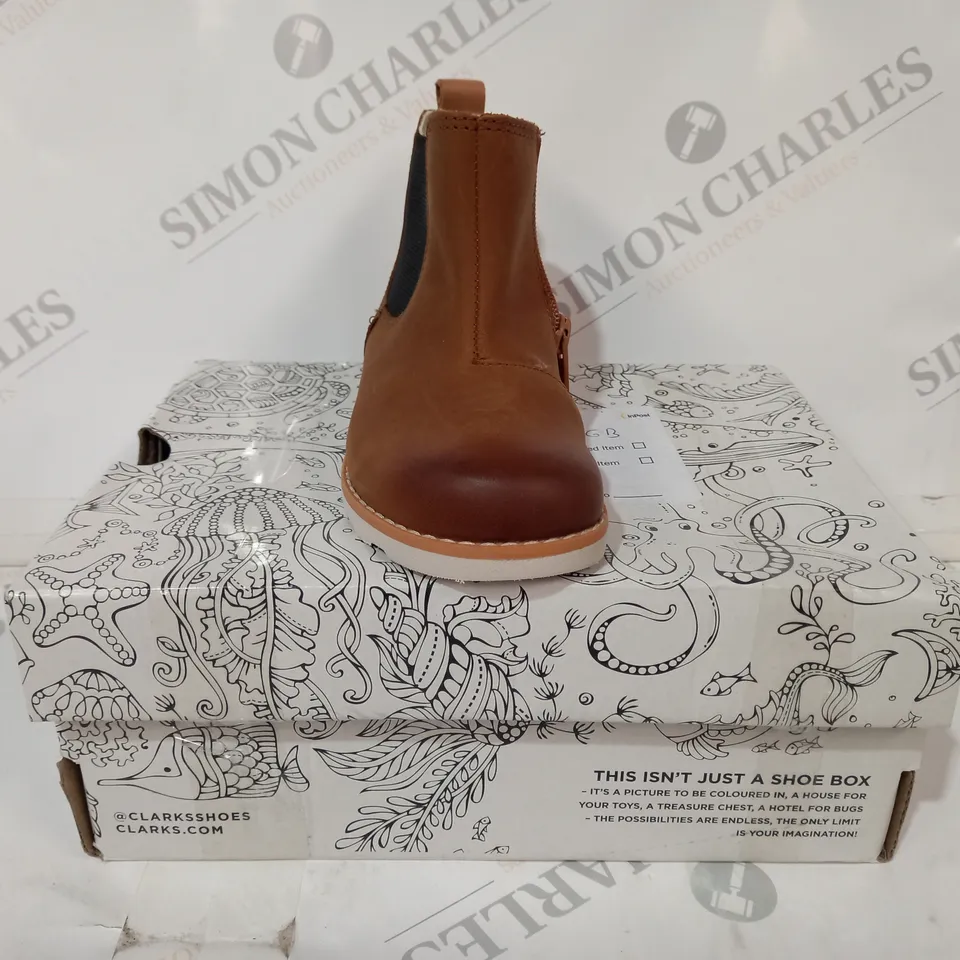 BOXED PAIR OF CLARKS CROWN HALO KIDS SHOES IN TAN UK SIZE 7.5