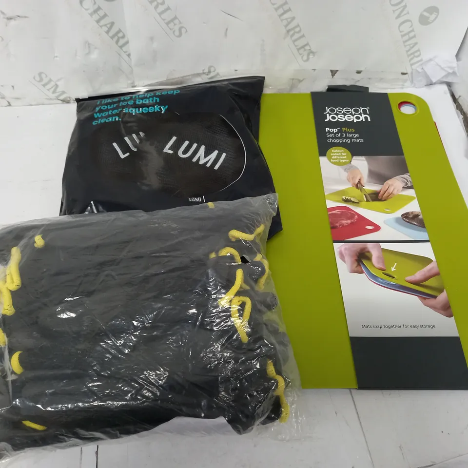 APPROXIMATELY 15 ASSORTED HOUSEHOLD ITEMS TO INCLUDE JOSEPH JOSEPH CHOPPING BOARDS, LUMI ICE BATH SCRUBBERS, WORK SAFETY GLOVES, ETC