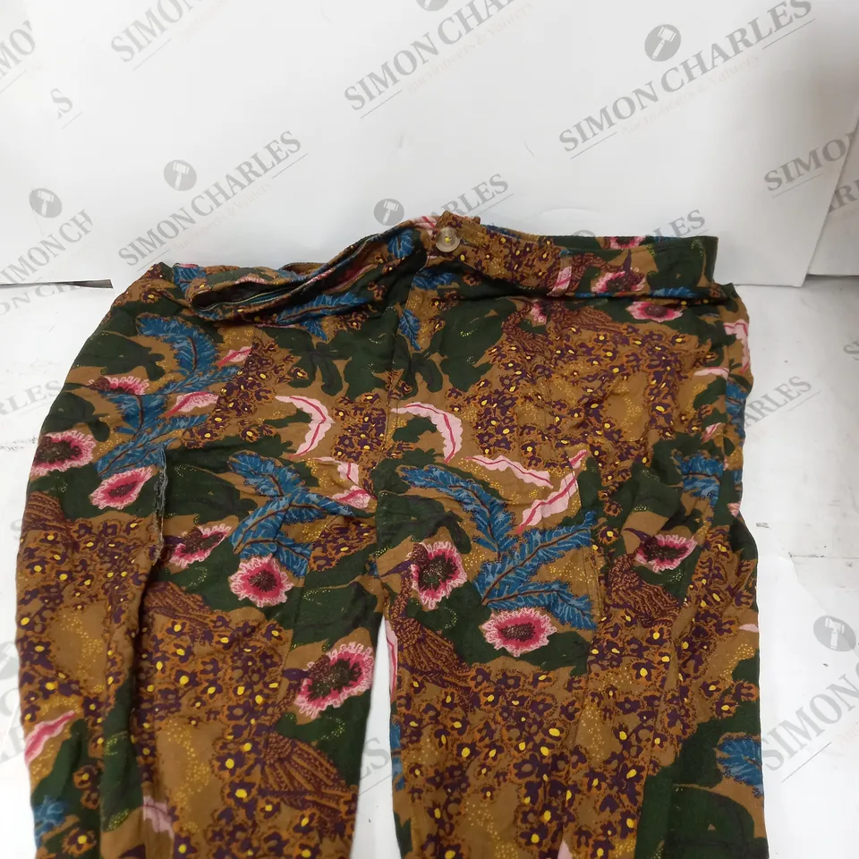 BOX OF APPROXIMATELY 10 ASSORTED CLOTHING ITEMS IN VARIOUS STYLES & SIZES TO INCLUDE PURSE, TROUSERS, JUMPERS ETC