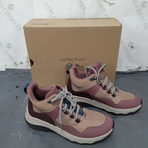 BOXED PAIR OF CLANKS JAUNT LO BOOTS TAUPE COMBINATION UK 6