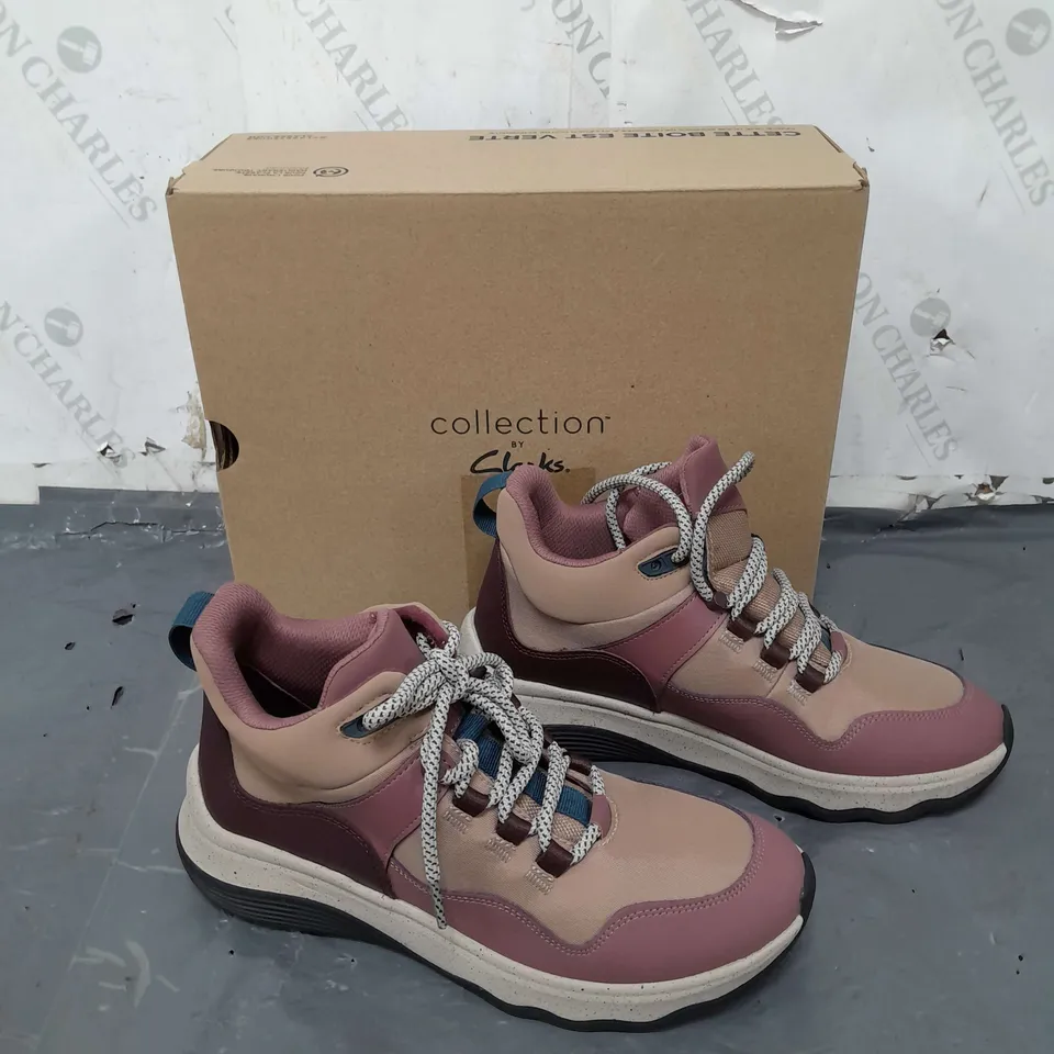 BOXED PAIR OF CLANKS JAUNT LO BOOTS TAUPE COMBINATION UK 6