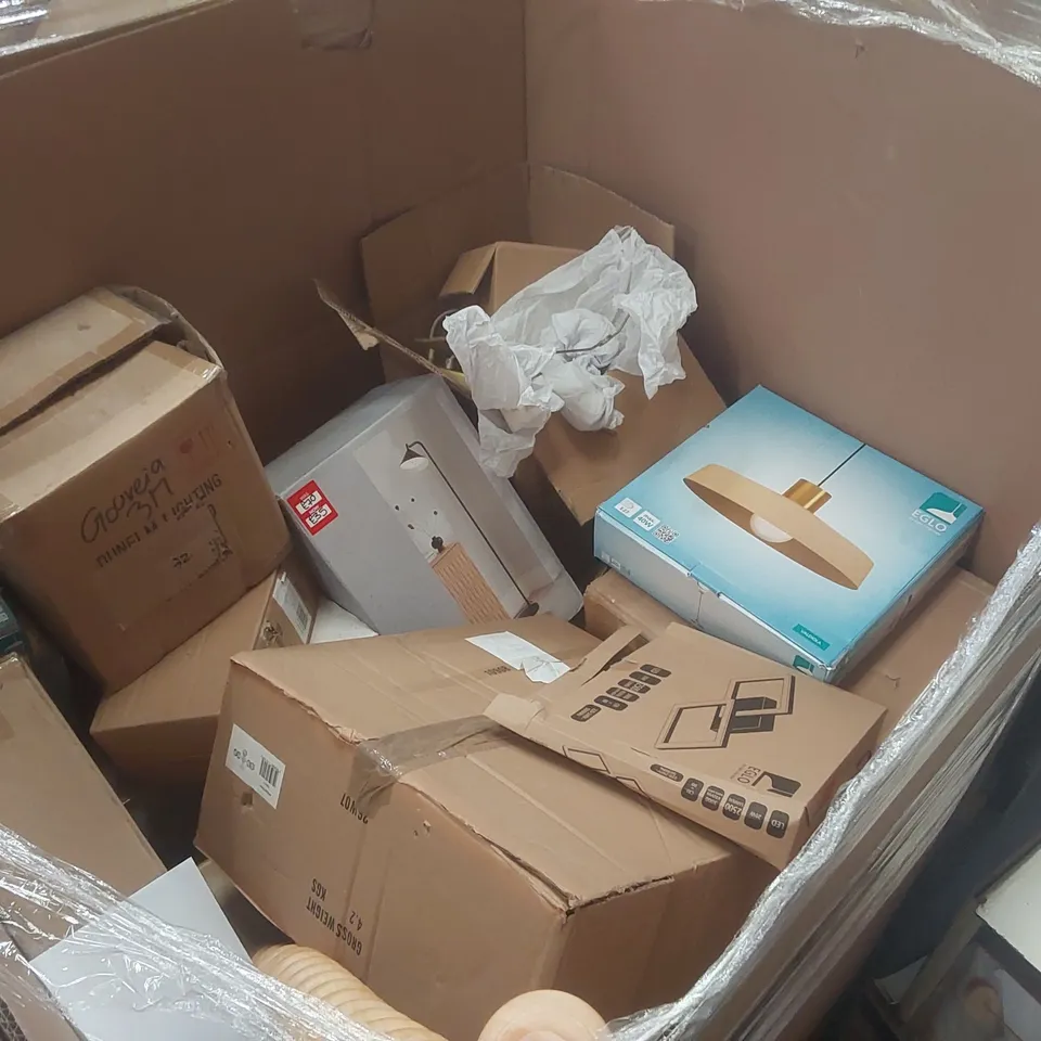 PALLET CONTAINING A VERY LARGE QUANTITY OF ASSORTED DESIGNER LIGHTING PRODUCTS INCLUDING: PHUKET FLOOR LAMPS, CEILING LIGHTS, FLOOR LAMP ECT