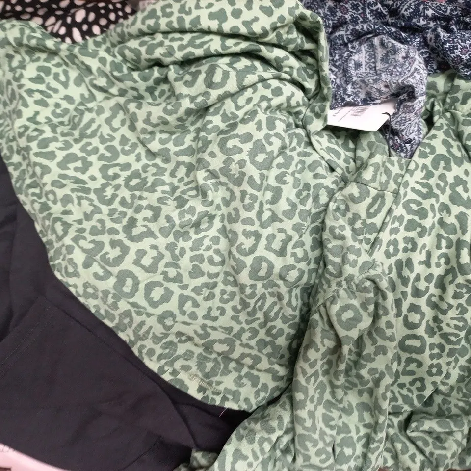 APPROXIMATELY 20 ASSORTED CLOTHING AND FASHION PRODUCTS IN VARIOUS STYLES AND SIZES - COLLECTION ONLY