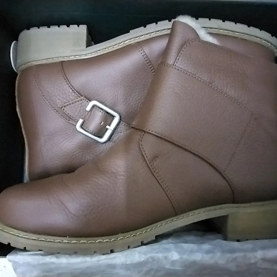 2 EMU AUSTRALIA SHOE BOXES CONTAINING BOURKE ANKLE BOOT OAK SIZE 9 