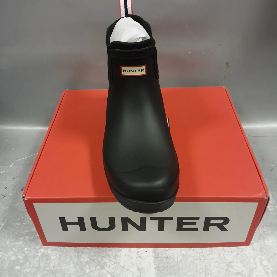 BOXED PAIR OF HUNTER PLAY CHELSEA NEOPRENE BOOTS IN BLACK SIZE UK 8