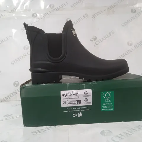 BOXED PAIR OF BARBOUR WILTON BOOTS IN BLACK UK SIZE 7