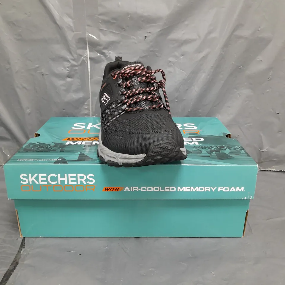 BOXED PAIR OF SKECHERS OUTDOOR MEMORY FOAM TRAINERS IN NAVY SIZE 7