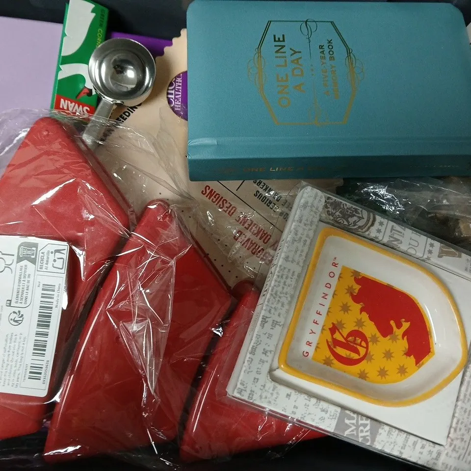 APPROXIMATELY 15 ASSORTED HOUSEHOLD ITEMS TO INCLUDE JUST BREW IT SCOOP, HARRY POTTER GRYFFINDOR TRINKET DISH, PLUSH & PILLOW BEDTIME SPRAY, ETC