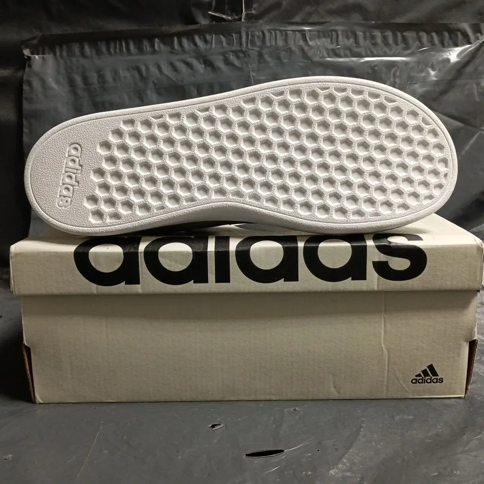 BOXED PAIR OF ADIDAS GRAND COURT 2.0 K TRAINERS IN WHITE/PRISMATIC SIZE UK 6
