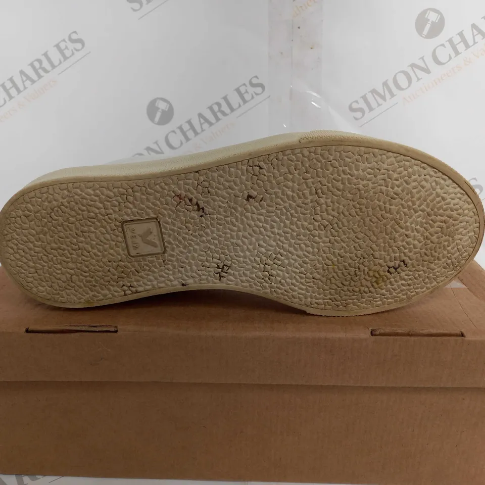 BOXED VEJA ESPLAR LEATHER WHITE SHOE - UK 6 