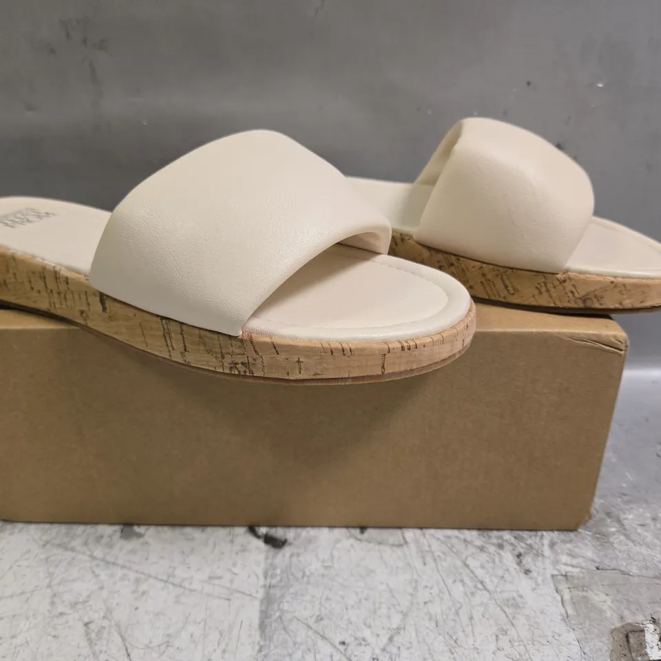 BOXED PAIR OF WHERE'S THAT FROM OPEN TOE FLIP FLOPS IN CREAM SIZE UK 8