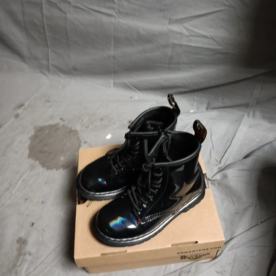 DR. MARTENS RAINBOW 1460T KIDS BOOTS – BLACK PATENT, UK 9 (EU 27, US 10)