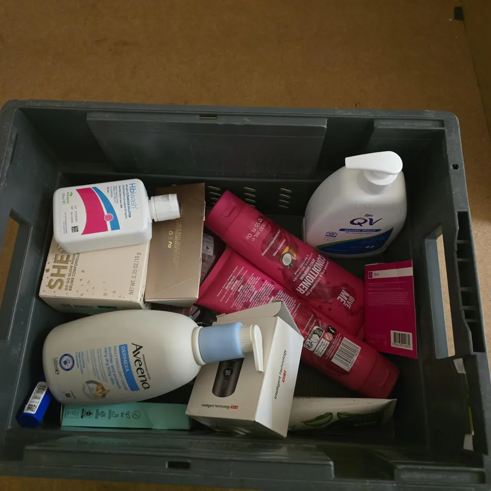 BOX OF APPROXIMATELY 10 ASSORTED BEAUTY PRODUCTS INCLUDING SHAVER, HIBIWASH AND AVEENO CREAM