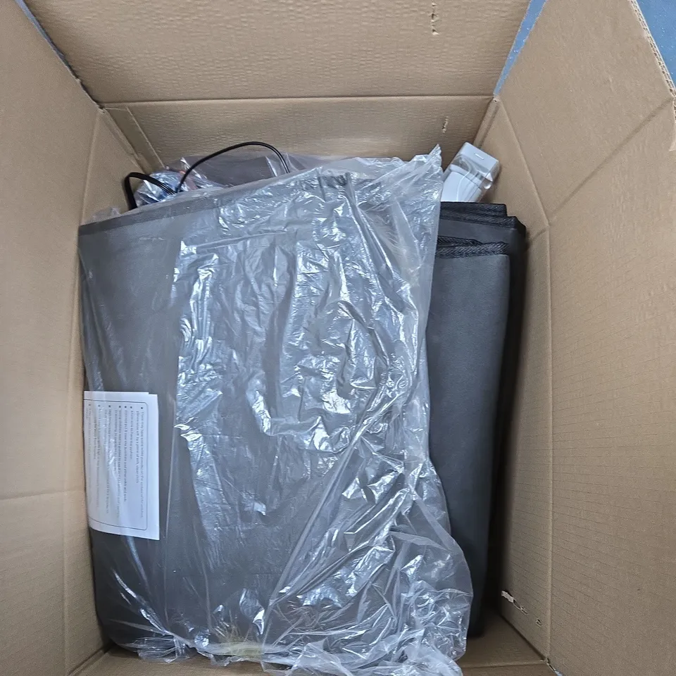 BOX OF APPROXIMATELY 15 ASSORTED ITEMS TO INCLUDE: FABRIC BLINDS 