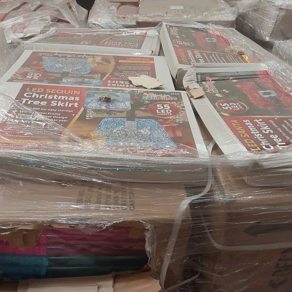 PALLET CONTAINING A VERY LARGE QUANTITY OF ASSORTED ITEMS INCLUDING: LIGHT UP CHRISTMAS PARCELS, BUBBLE TOYS, LED CHRISTMAS TREE SKIRTS ECT