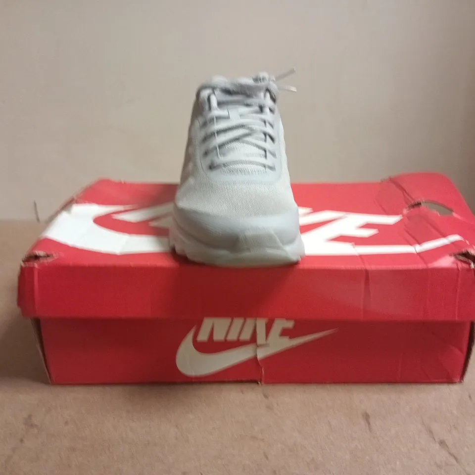 BOXED PAIR OF NIKE AIR MAX INVIGOR TRAINERS IN GREY SIZE UK 8.5