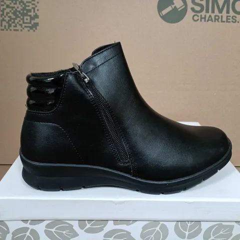 BOXED PAIR OF SHOETREE COMOFRT ZENA BLACK ANKLE BOOTS – UK 5