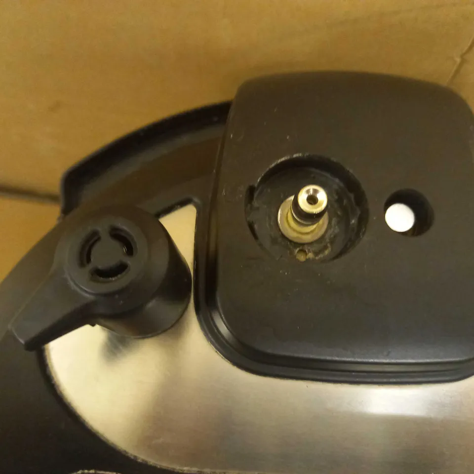 INSTANT POT PRESSURE COOKER 