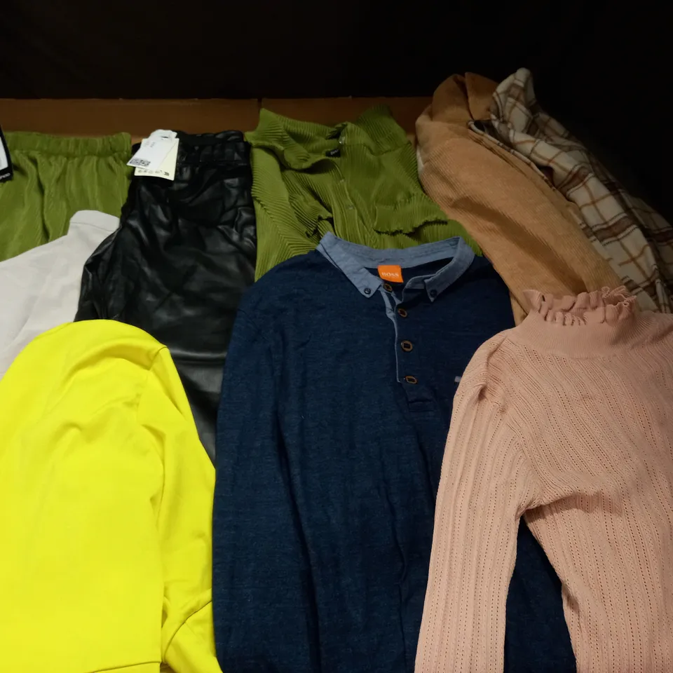 LARGE QUANTITY OF ASSORTED CLOTHING ITEMS TO INCLUDE ZARA, BOOHOO AND SHEIN