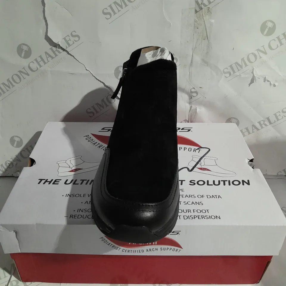 BOXED SKECHERS ARCH FIT SMOOTH ZIP BOOTS, BLACK - SIZE 6.5