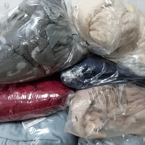 APPROXIMATELY 10 ASSORTED ITEMS OF HOME CLOTHING TO INCLUDE ROBE SIZE 3XL, SHERPA COATIGAN SIZE S/M, ONESIE SIZE M