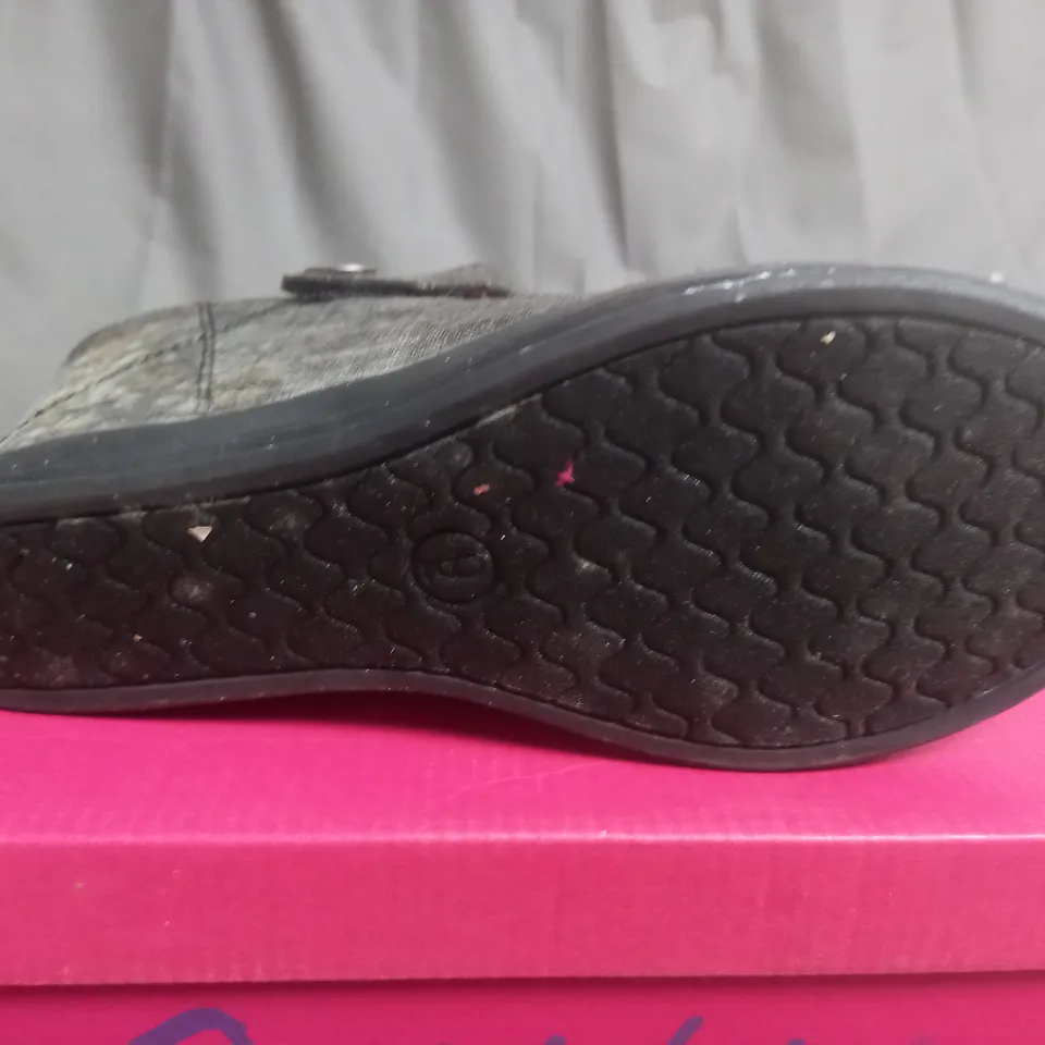 BOX OF APPROXIMATELY 10 BLACK  GUPPY LOVE BY BLOWFISH SHOES IN VARIOUS SIZES 