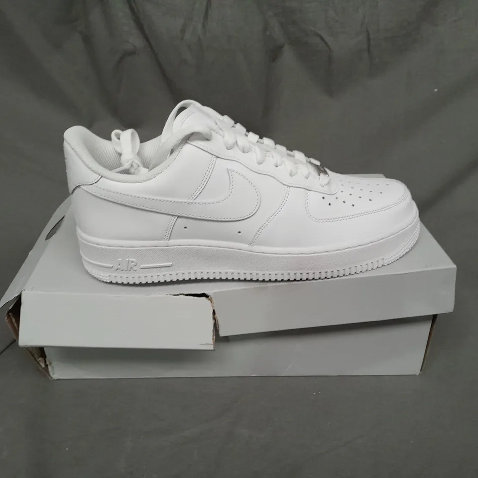 BOXED NIKE AIR FORCE 1 TRAINERS IN WHITE SIZE 8