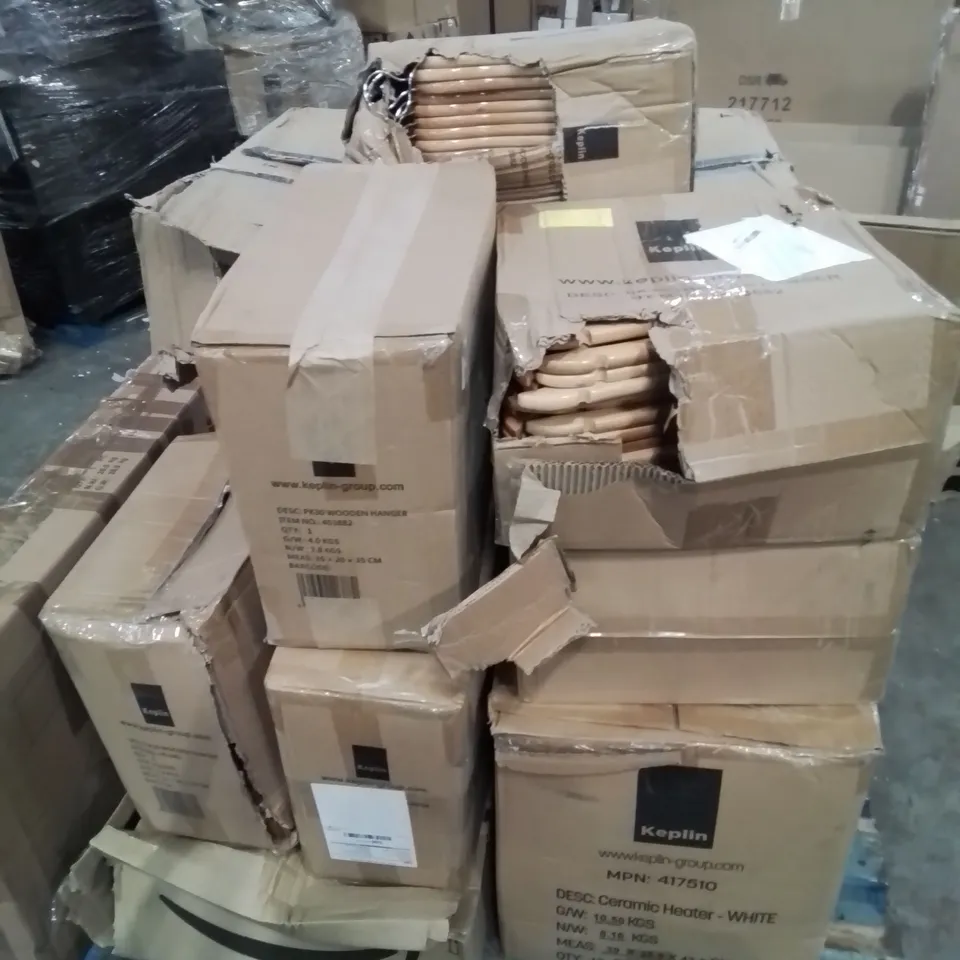 PALLET CONTAINING LARGE AMOUNT OF PLASTIC AND WOODEN CLOTHES HANGERS