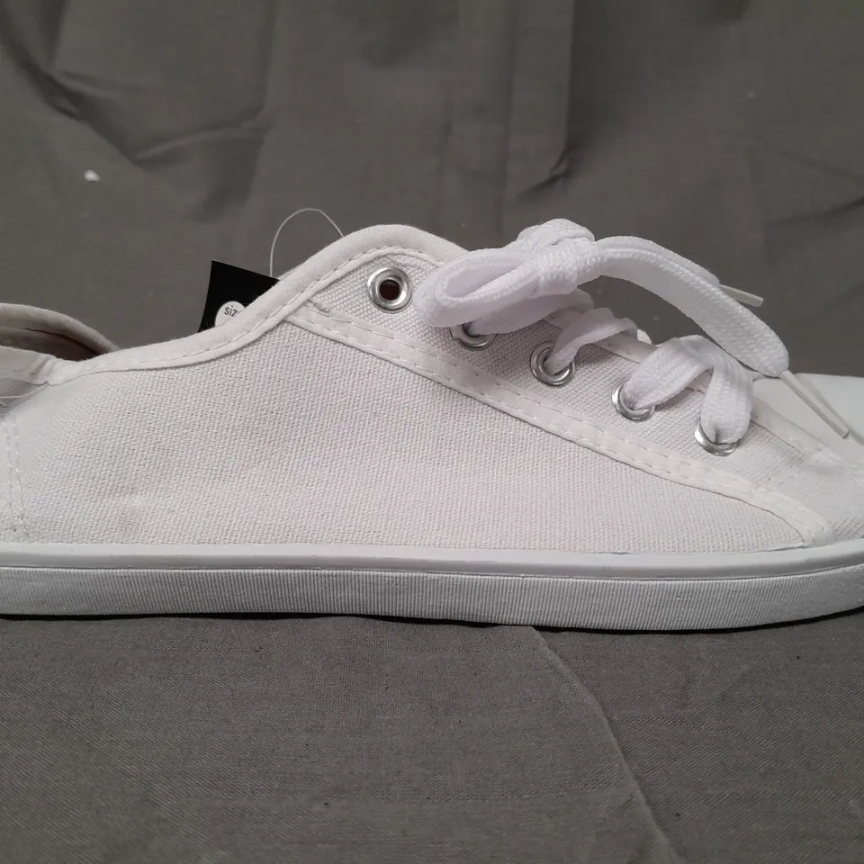BOX OF APPROXIMATELY 15 PAIRS OF DESIGNER FLAT LACE UP SHOES IN WHITE - VARIOUS SIZES