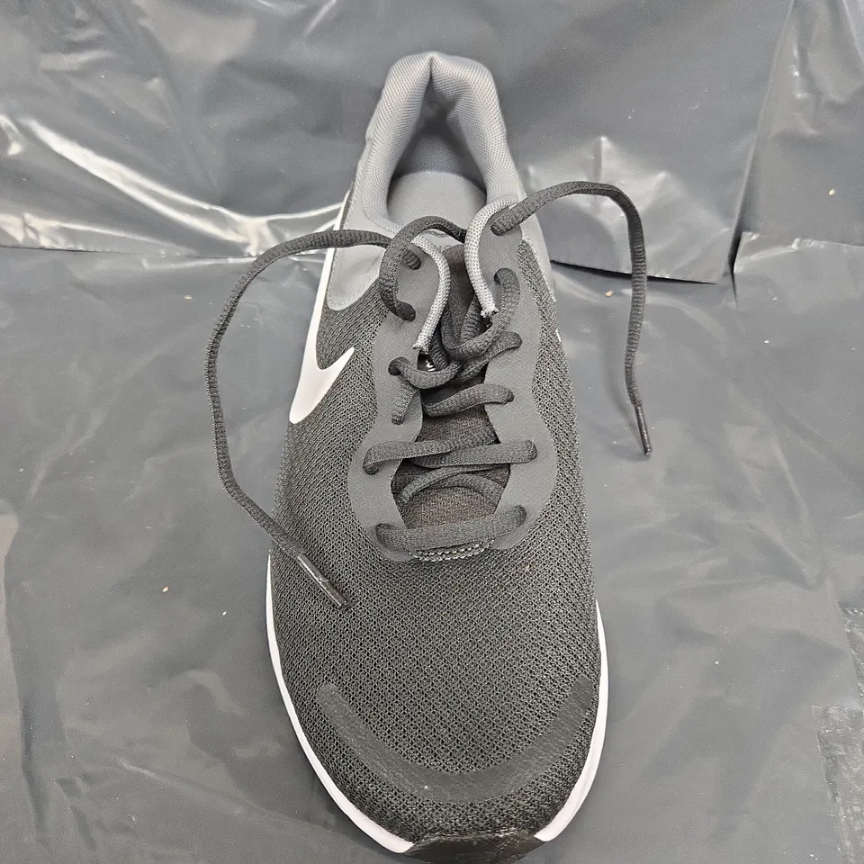 UNBOXED PAIR OF NIKE MENS REVOLUTION 7 SNEAKER IN BLACK/GREY - UK 9.5